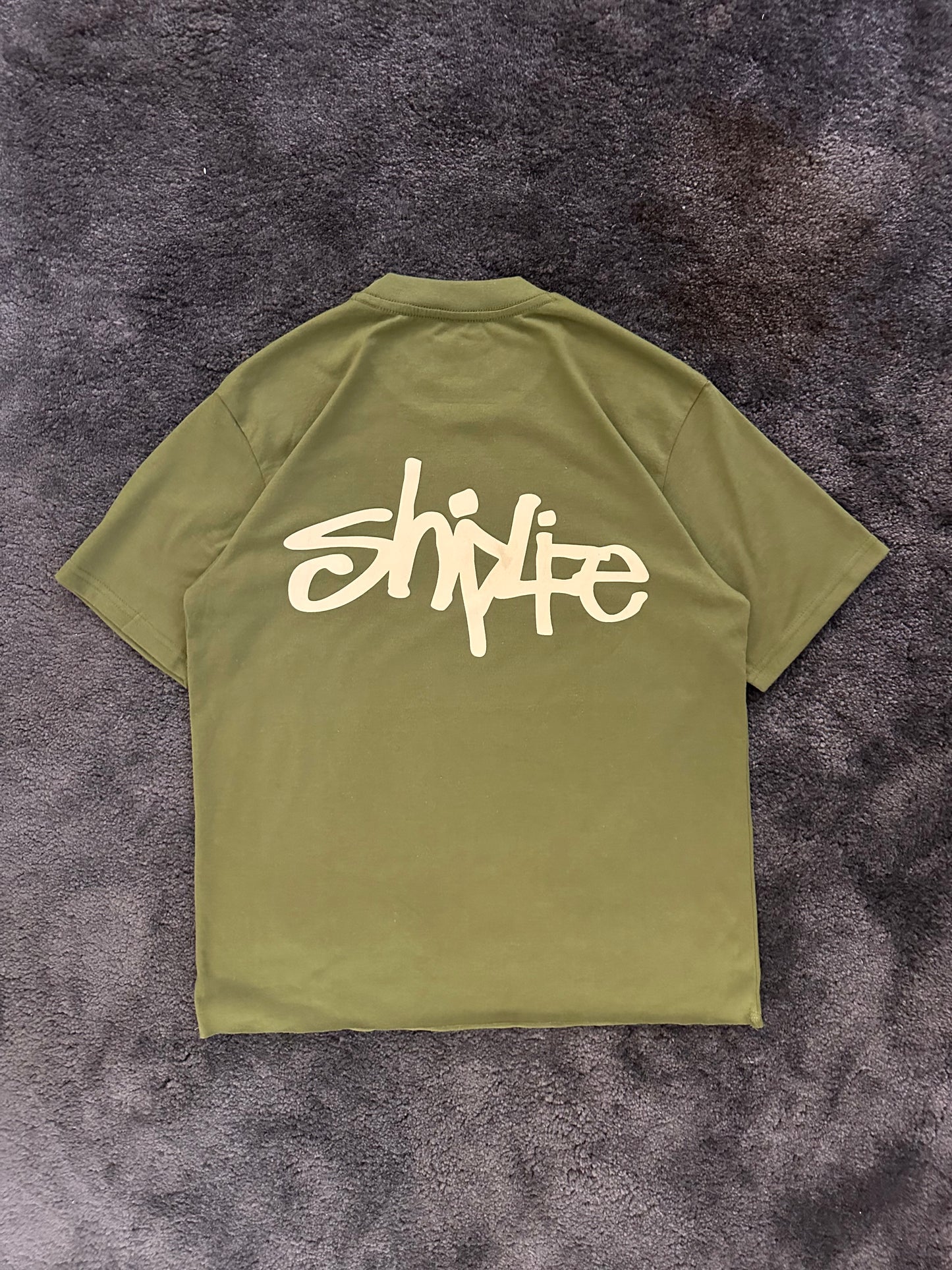 WAVE SCRIPT CHOP TEE IN OLIVE GREEN